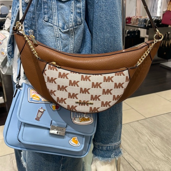 MICHAEL KORS Hollis Medium 2-in-1 Pebbled Leather and Logo Jacquard Shoulder Bag - Picture 16 of 16